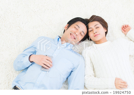 躺下困年輕夫婦的生活方式 19924750