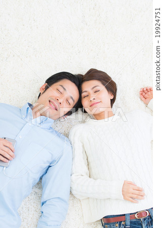 躺下困年輕夫婦的生活方式 19924751