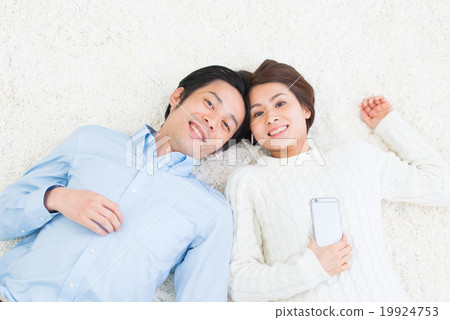 躺下困年輕夫婦的生活方式 19924753