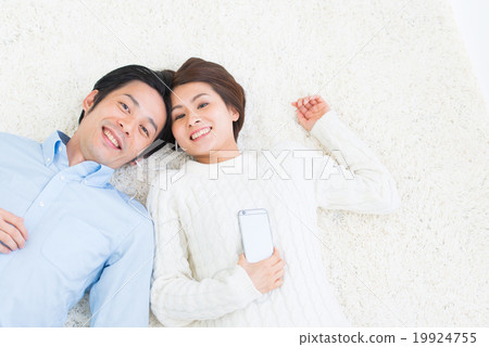 躺下困年輕夫婦的生活方式 19924755