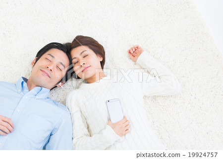 躺下困年輕夫婦的生活方式 19924757