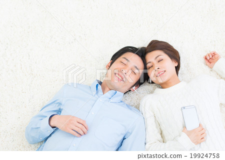 躺下困年輕夫婦的生活方式 19924758