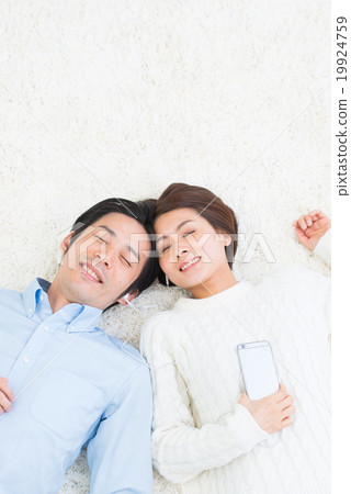 躺下困年輕夫婦的生活方式 19924759