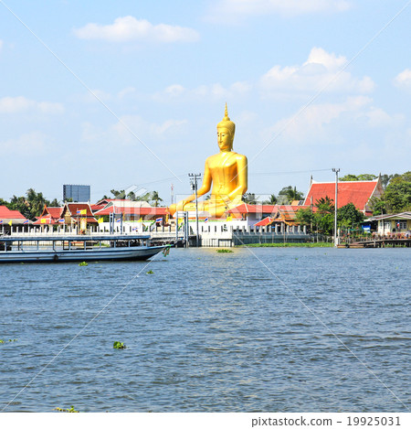 The view of big golden buddha 19925031
