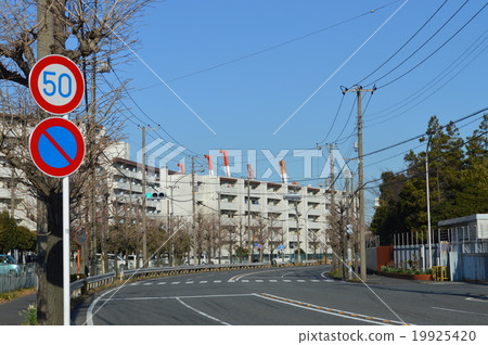 Honmoku碼頭，在建築物上方看到的龍門起重機的臂 19925420