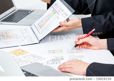房地產經紀人出租出租公寓描述房產介紹尋找房屋女性和男性的身體部位穿著西裝 19929150
