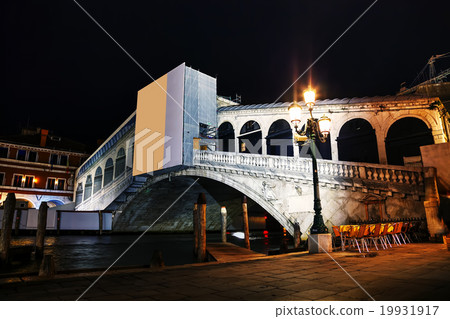 Rialto bridge (Ponte di Rialto) in Venice, Italy Rialto bridge (Ponte di Rialto) in Venice, Italy 19931917