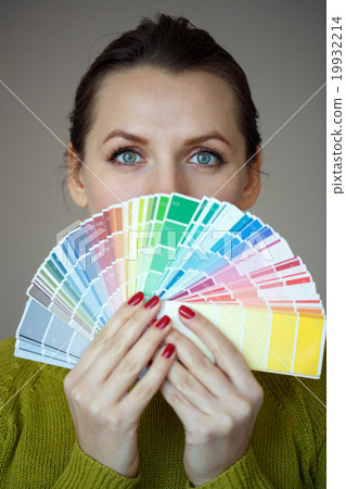 Woman with a red lips looking to a color paint palette 19932214