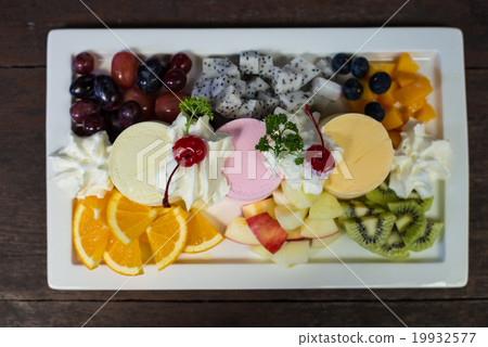 Ice cream dessert 19932577