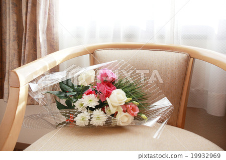 花束放在沙發上 19932969