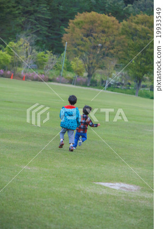 Brothers who are friendly to play Brothers who are friendly to play 19933549