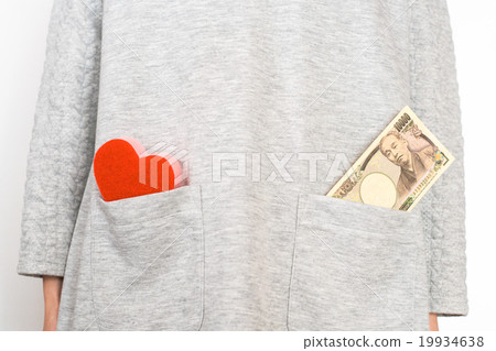 A woman who compares love and money A woman who compares love and money 19934638