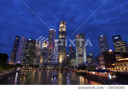 新加坡，萊佛士坊和駁船碼頭晚上日落 19936065