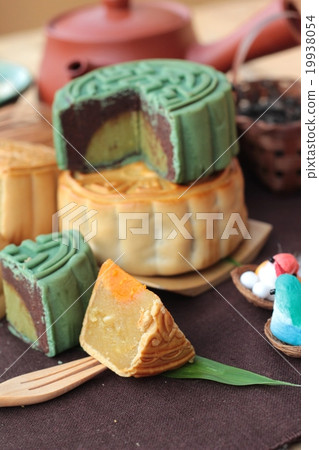 Festival moon cake and tea - china dessert Festival moon cake and tea - china dessert 19938054