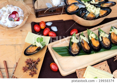 Mussel bake, sprinkle with cheese is delicious. 19938374