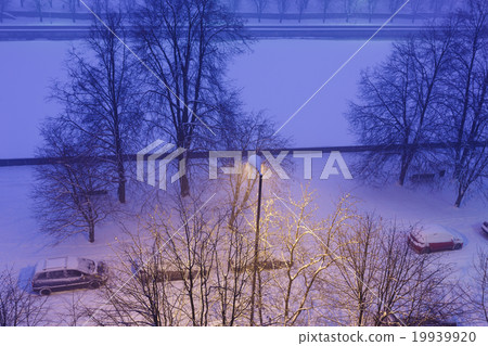Snow-covered street of the city 19939920