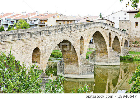 romanesque bridge over river Arga, Puente La Reina 19940647