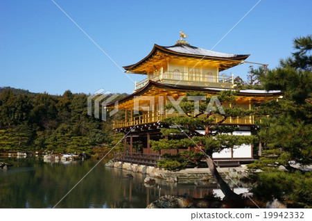 Kyoto's popular sightseeing spot "Kinkakuji (Kagonji Temple)": Shuramoto 19942332