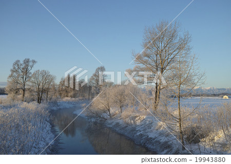  Foggy ice 19943880