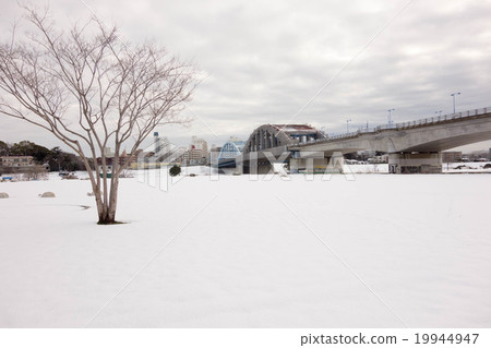 Tama River riverbed of one sided snowscape 19944947