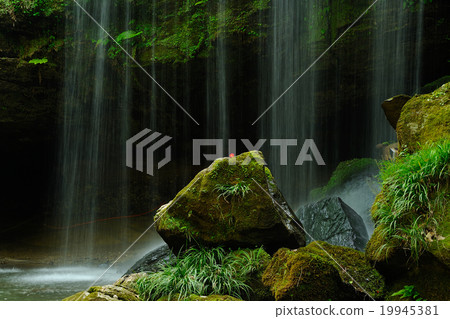 Nabegataki Falls 19945381