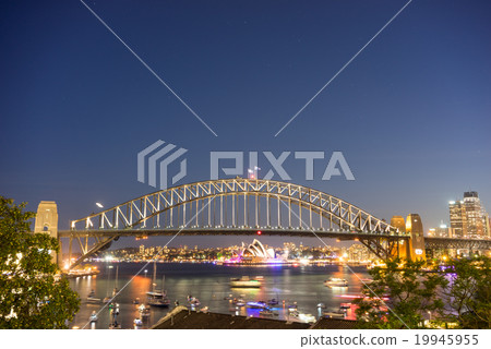 Sydney Harbor Bridge and Opera House 19945955