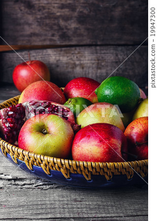 Delicious apples on platter 19947300