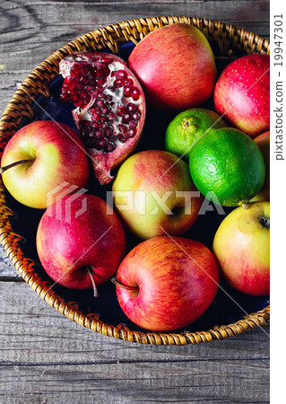 Delicious apples on platter 19947301