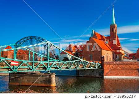 Tumski Bridge in the morning, Wroclaw, Poland 19950237