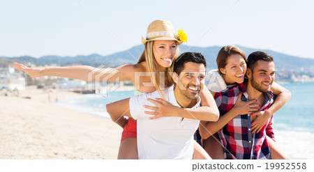 Couples on romantic summer holidays 19952558