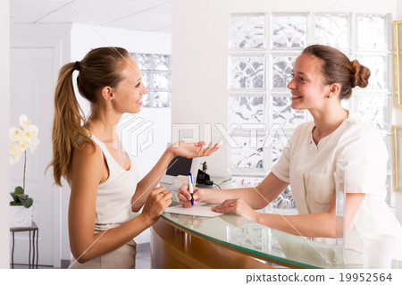 woman visiting clinic 19952564