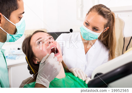 Patient reception at dentist 19952565