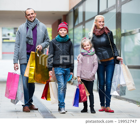 Parents with children shopping in city. 19952747