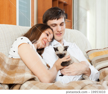 Loving couple with kitten 19953810