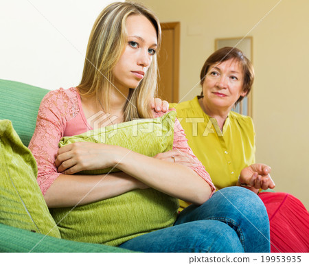 Mature mother tries reconcile with adult daughter 19953935