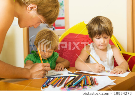 Mother and siblings playing with pencils 19954273