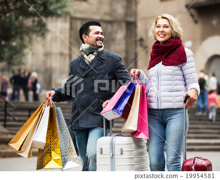 Senior tourists with shopping bags 19954581