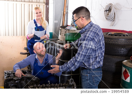 Mechanics rebuilding engines 19954589