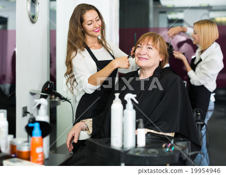 Barber makes the cut for woman Barber makes the cut for woman 19954946