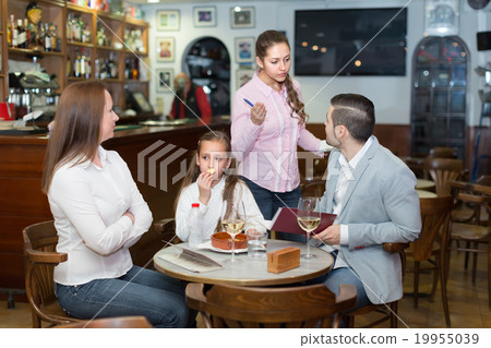 Tired waitress and displeased family 19955039