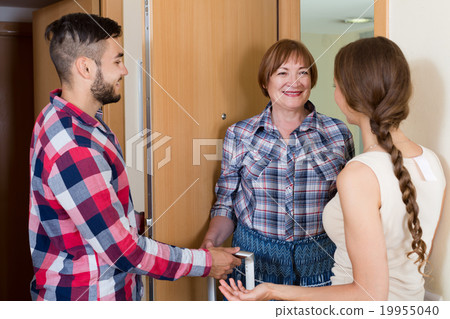 couple came to visit mother at the parental home 19955040