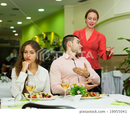 Dissatisfied visitors in restaurant 19955041