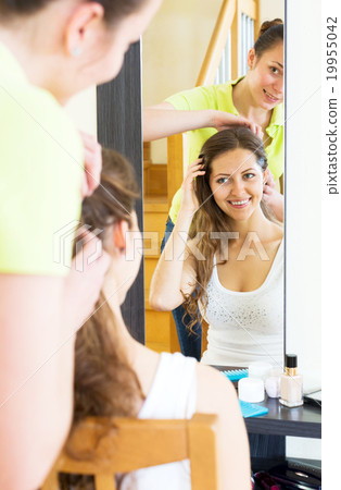 girls combing the hair 19955042
