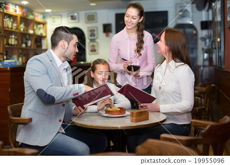 waitress taking table order at cafe 19955096