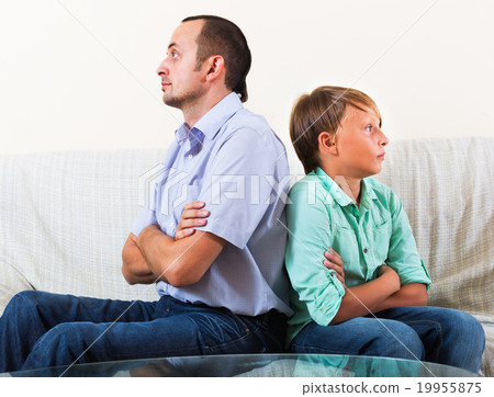 Father and teenage son argue 19955875