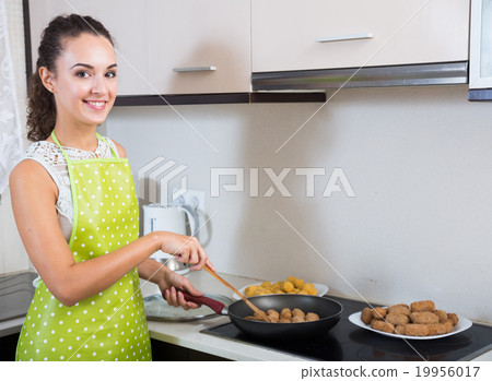 woman frying filled croquettes woman frying filled croquettes 19956017