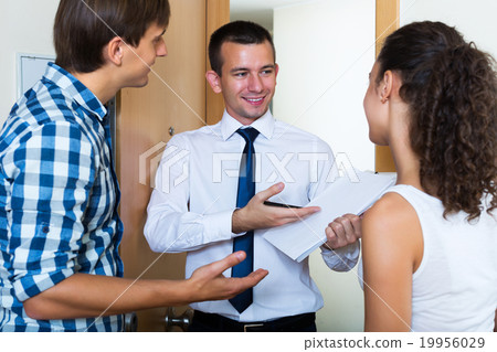 Couple and agent with documents 19956029
