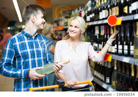 woman, choosing, wine 19956034