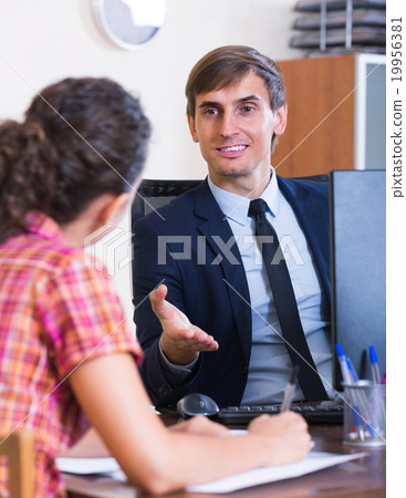 Banking agent with nice offer consulting customer 19956381