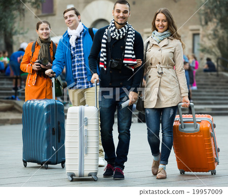 friends walking through city street 19957009